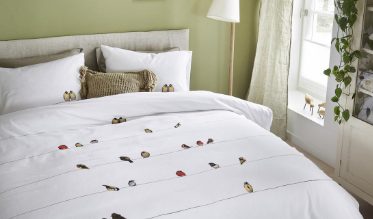 Envie de relooker votre lit ? Notre vaste assortiment de housses de couette offre une variété de motifs aux plus belles couleurs. Elles sont confectionnées à partir de matières haut de gamme, dans plusieurs tailles pour lit d’adulte et lit d’enfant. Il y a une parure de lit parfaite pour chaque lit et chaque dormeur.