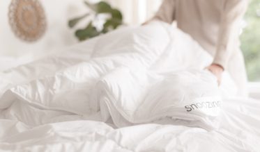 La couette 4 saisons accompagne vos nuits tout au long de l’année. Composée d’une couette légère et d’une couette tempérée qui peuvent être utilisées séparément ou reliées ensemble, elle garantit un niveau de chaleur parfaitement adapté à chaque saison.