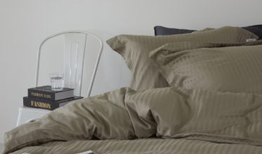 Le linge de lit de qualité d’Ivorlyn incarne l’élégance et le confort. Rehaussées de motifs raffinés aux couleurs douces, ses housses de couette allient luxe et bien-être au quotidien. Dorlotez-vous en vous offrant du linge de lit d’Ivorlyn Luxury Bedding !