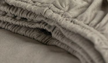 A la recherche d’un drap-housse ? Notre vaste gamme de draps-housses se décline dans diverses couleurs, matières et tailles. Que vous cherchiez un drap-housse classique en coton blanc, un drap-housse douillet en flanelle ou un drap-housse à petits bonnets pour envelopper votre surmatelas, nos draps-housses sont disponibles en plusieurs tailles pour lit simple et lit double, telles que 1 personne, 2 personnes, queen size ou king size.