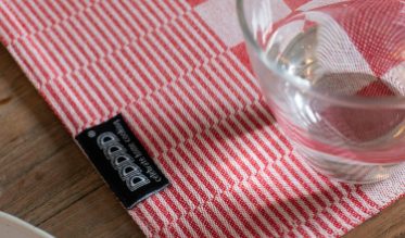 Laissez-vous inspirer par la collection de linge de cuisine DDDDD ! Ses essuie-mains et torchons haut de gamme arborent des motifs à l’esprit Campagne Chic, créant une ambiance conviviale et chaleureuse dans la cuisine.