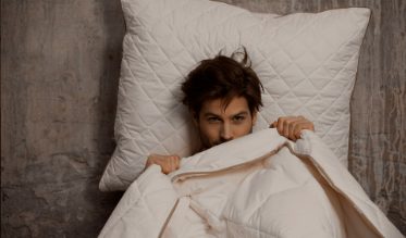 Opter pour Tesselaer, c’est faire le choix d’une literie 100% naturelle, saine et durable. Garnis de pure laine vierge de mouton Texel, ses couettes, oreillers et surmatelas offrent une sensation de cocon incomparable au fil des saisons.