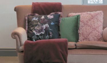 Notre assortiment de linge de maison vous propose une belle sélection de plaids cocooning. Faits à partir des plus belles matières et rehaussés des plus beaux dessins dans une large palette de couleurs. Ultra doux et confortable, le plaid ou jeté de canapé donne envie de s’y blottir pendant les longues soirées de la saison froide. Elégant et pratique à la fois, il ajoute une touche cosy à la décoration de votre intérieur.