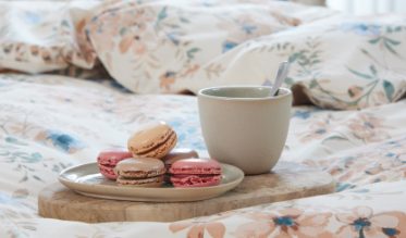 Laissez-vous séduire par le confort et la qualité du linge de lit d’Ivorlyn Luxury Bedding ! Confectionnées à partir de matières haut de gamme et rehaussées d’imprimés délicats aux couleurs chatoyantes, les housses de couette Ivorlyn promettent de belles nuits de sommeil