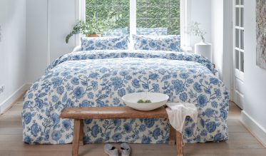 Le linge de lit de qualité d’Ivorlyn incarne l’élégance et le confort. Rehaussées de motifs raffinés aux couleurs douces, ses housses de couette allient luxe et bien-être au quotidien. Dorlotez-vous en vous offrant du linge de lit d’Ivorlyn Luxury Bedding !