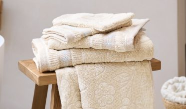 Le linge de bain allie élégance et confort. Les serviettes absorbantes vous enveloppent de douceur à la sortie de la douche, tout en apportant une touche de couleur à la déco de la salle de bain. Notre assortiment vous propose une vaste gamme de linge de bain de luxe en différents styles et coloris.