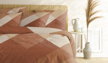 Inspirés des lignes et des formes épurées de la géométrie, les motifs géométriques permettent de dynamiser la déco de votre chambre. En effet, la housse de couette à motif géométrique ajoute un effet visuel captivant, s’adaptant parfaitement à un style d’intérieur minimaliste et moderne.