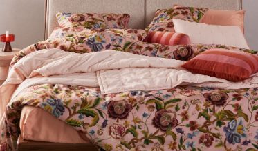 Ajoutez une touche de poésie à votre chambre avec nos housses de couette romantiques et classiques ! Rehaussées de roses, de cœurs ou de petits mots tout doux, ces parures de lit aux couleurs douces insufflent une ambiance romantique dans votre cocon de douceur.