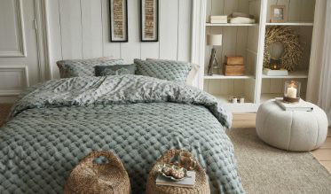 Elégance et modernité pour le linge de lit Rivièra Maison. Ses housses de couette et ses couvre-lits font la part belle aux matières naturelles et aux couleurs discrètes pour un rendu cosy chic.
