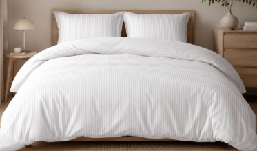 Orienté vers le blanc, le style d'intérieur scandinave séduit par son design simple et épuré, apportant une touche cosy et très élégante à votre chambre. Dans notre assortiment, vous trouverez une large sélection de housses de couette à l'esprit nordique. Unies ou imprimées de motifs contemporains, aux doux tons naturels, gris et pastel. Laissez-vous inspirer et zénifiez votre maison !