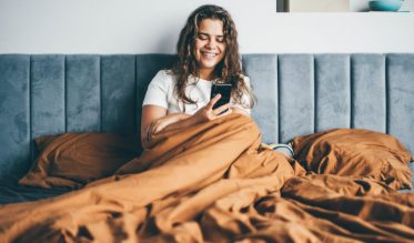 La housse de couette coton promet des nuits plus douces, plus confortables et plus saines. Prisé pour ses nombreux bienfaits naturels, elle fait le bonheur de toute la famille.