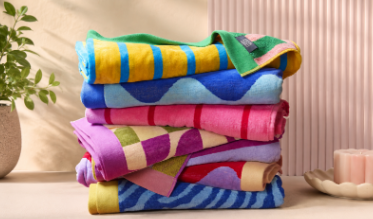 Des serviettes de plage : pour des vacances hautes en couleur, pour vos enfants et vous-même ! Drap de plage XXL ou fouta, nos serviettes de plage se conjuguent à tous les styles pour des moments de farniente inoubliables.