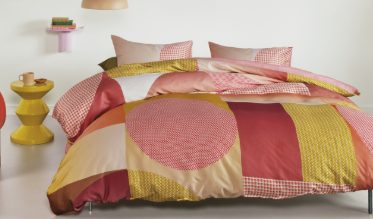 Envie de dynamiser la déco de votre chambre ? En jouant sur les lignes, les formes et les couleurs, la housse de couette à motif graphique est un atout déco très original. Notre large sélection de housses de couette graphique se décline dans divers motifs, coloris, matières et tailles. Quelle est votre housse de couette graphique préférée ?