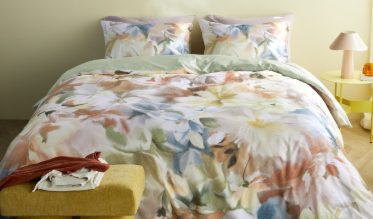 Egayez la déco de votre chambre avec une belle housse de couette fleurie ! Fabriquées à partir des plus belles matières, comme le satin ou la percale de coton, nos housses de couette florales promettent des nuits douces et réparatrices. Grande variété de motifs, disponibles en diverses matières et tailles.